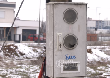 “Tensioni i ulët, faturat e larta” – Banorët e ‘Akllapisë’  në telashe me rrymën