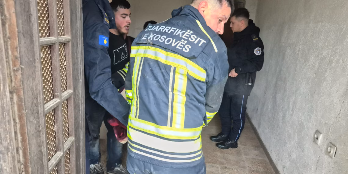 Zjarrfikësit e Kamenicës ia shpëtojnë jetën një personi të moshuar të bllokuar në bodrum