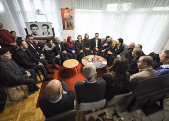 Kurti vizitoi familjet e Rexhep Malajt dhe Nuhi Berishës