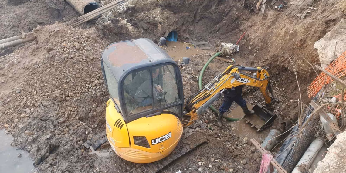 Një pjesë e Obliqit dhe disa fshatra pa ujë të pijshëm, kontraktori privat dëmtoi gypin dhe nuk e raportoi