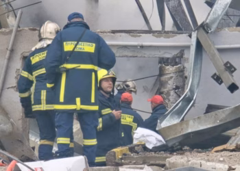 Tri punëtore vdesin nga një zjarr që shpërtheu në një fabrikë biskotash në Greqi, dy të zhdukura