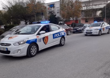 Babai ther me thikë të bijën në Durrës