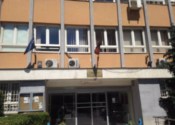 Një muaj paraburgim pasi dyshohet se tentoi ta vriste ish-bashkëshorten