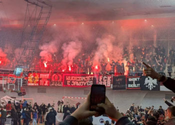 Vëllaznimi dënohet me gjobë dhe pa shikues në pjesën e ballkonit
