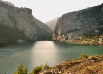 Tentoi të kalonte lumin Mat, rrjedha e fortë i merr jetën 66-vjeçarit