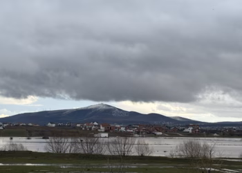 Vërshimet bllokojnë disa rrugë në Drenas, Lladrovci bën thirrje që të shmangën daljet e panevojshme