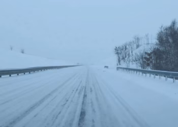 Vështirësi kalimi në dy rrugë që çojnë drejt kufirit