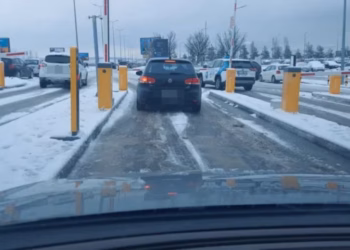 Rrugët me borë, vështirësi në qarkullim drejt Aeroportit “Adem Jashari”