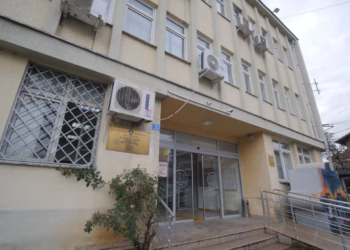 Gjykata urdhëron ekzaminimin psikiatrik të personit që vrau nënën e tij