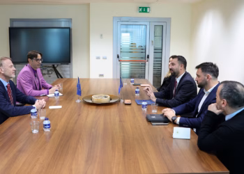 Orav në takim me Krasniqin: Zgjedhjet treguan që demokracia formëson politika për komunitetin