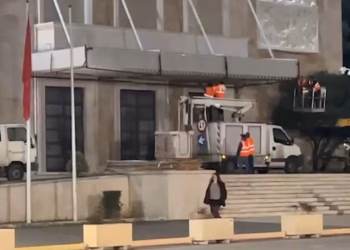 Protesta e PD-së, vendosen barriera metalike në dyert e kryeministrisë