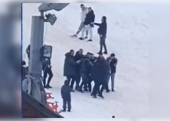 Aksident në Bogë të Rugovës – Motorri i borës përplaset në shtyllë elektrike, katër të lënduar