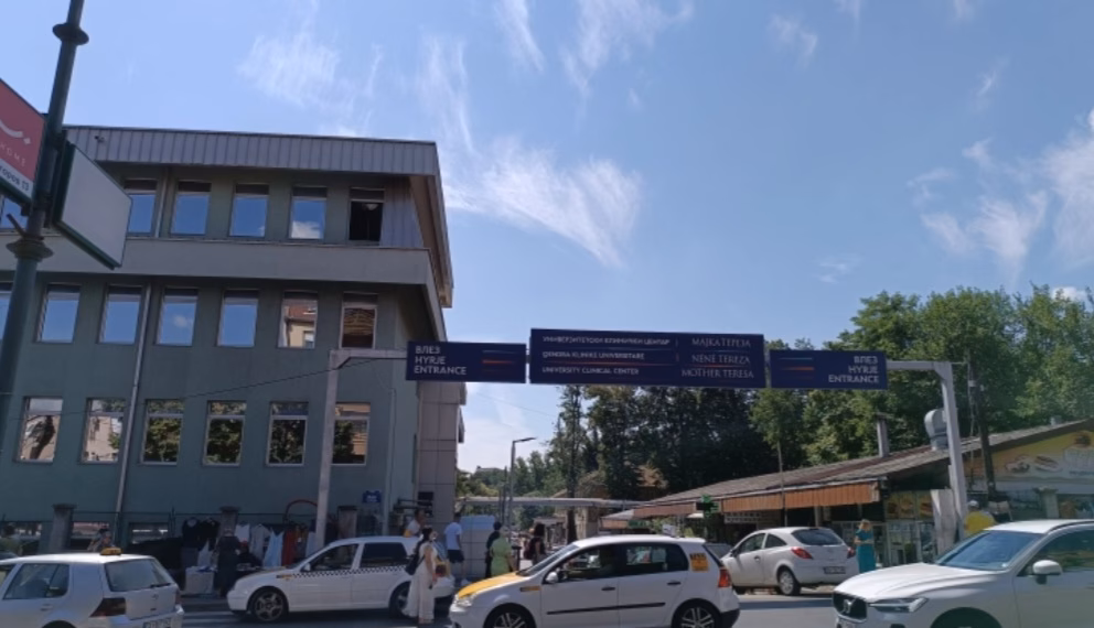 Vdes fëmija dyvjeçar në Maqedoni që u godit në kokë nga një copë metali natën e Vitit të Ri