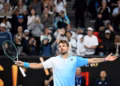 Publiku në këmbë në Australian Open, veterani Stan Wawrinka dhuron shou