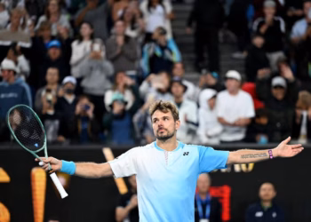 Publiku në këmbë në Australian Open, veterani Stan Wawrinka dhuron shou