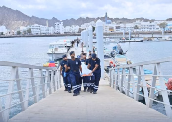 Tre turistë francezë humbën jetën pas përmbytjes së varkës së tyre në ujërat e Omanit