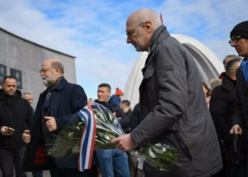 Ambasadori i Francës bën homazhe në Reçak, shpreh mbështetjen për Kosovën