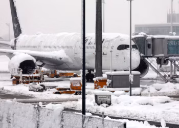 Moti i ashpër shkakton vonesa dhe mbyllje aeroportesh në Evropën Qendrore