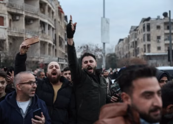 Dhjetëra mijëra të zhvendosur nga Alepo fillojnë të kthehen në shtëpitë e tyre