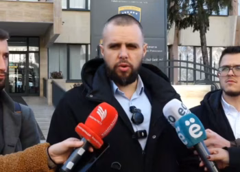 Avokati Bytyqi dorëzon kallëzim penal ndaj anëtarit të “Lëvizjes së Deçanit” për nxitje të urrejtjes