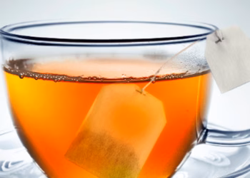 Mënyra e pirjes së çajit mund të dëmtojë shëndetin