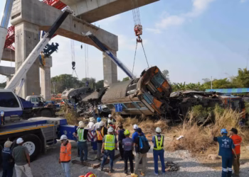 Të paktën 29 persona të vdekur pasi një vinç ndërtimi ra mbi një tren në lëvizje në Tajlandë