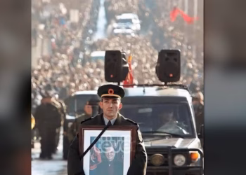 Rrëfimi i ushtarit që mbante fotografinë e Rugovës në varrimin e tij, si e kujton atë ditë?