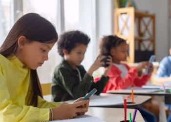 Franca voton pro ndalimit të përdorimit të rrjeteve sociale nga personat nën 15 vjeç!