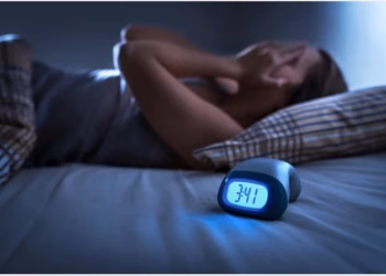 Studim: Mungesa e gjumit bën që truri të fillojë të “hajë veten”