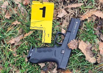 I riu gjuan me armë zjarri nga automjeti, policia reagon dhe e arreston