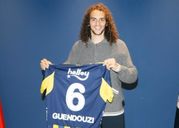 Mattéo Guendouzi firmosi zyrtarisht kontratën dhe u prezantua te Fenerbahçe…