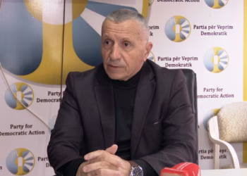 Kamberi: Parlamenti i Serbisë është një ambient toksik, Vuçiq rrezikon të humbasë pushtetin