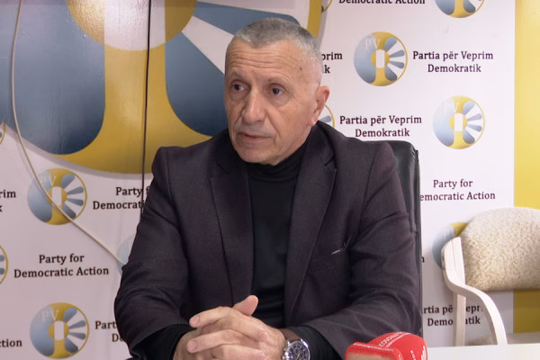 Kamberi: Parlamenti i Serbisë është një ambient toksik, Vuçiq rrezikon të humbasë pushtetin