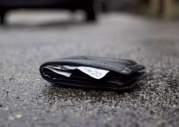 Qytetari nga Shtimja dorëzon në polici kuletën e gjetur me dokumente dhe para