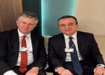 Kurti takohet me këshilltarin britanik për sigurinë, flasin për progresin demokratik në Kosovë