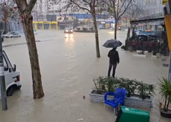 Moti i keq përfshin Shqipërinë,  Durrësi dhe Lezha më të prekurit