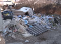 Hapësirë e kthyer në deponi ilegale – Banorët e “Kodrës së Trimave” në hall me mbeturinat