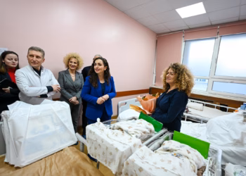 Osmani viziton trenjakët e lindur në fillim të vitit të ri: Çdo lindje është një investim për të ardhmen tonë