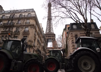 Fermerët francezë dalin në protesta me traktorë në Paris kundër marrëveshjes së tregtisë së lirë