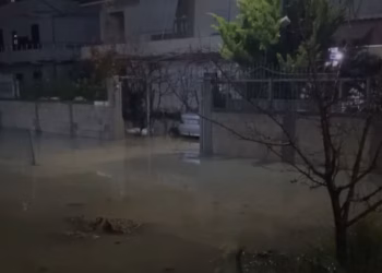 Një i vdekur nga përmbytjet në Durrës, viktima e parë nga moti i keq