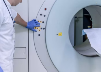 Ekspertët ngrenë alarmin, kjo sëmundje e re po prek pothuajse 90% të të rriturve!