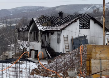 Familjarët e 50 – vjeçares që vdiq si pasojë e djegies së shtëpisë thonë se zjarri u shkaktua nga rryma