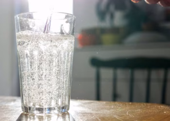 Pse duhet ta shmangni konsumin e ujit të gazuar