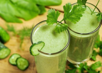 Çfarë të pini për të eliminuar fryrjen e stomakut pas festave?