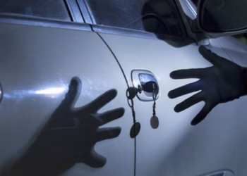 Qytetarit nga Komorani i vidhet vetura në servis ku e kishte dërguar për riparim