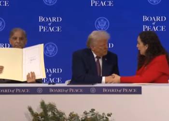 Osmani nënshkruan anëtarësimin e Kosovës në Bordin e Paqes, përshëndetet me Trumpin