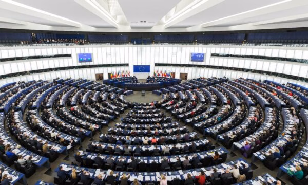 Draft-raporti i PE-së për Shqipërinë: Korrupsioni sfidë serioze, të adresohet në nivelet e larta të qeverisjes