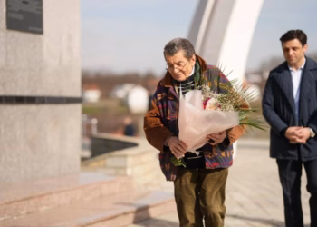 Një nga prokurorët kryesorë të gjyqit ndaj Millosheviqit viziton Reçakun