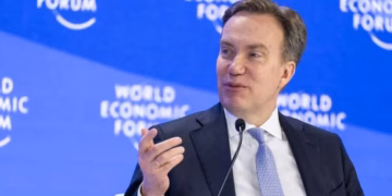 Presidenti i Forumit Ekonomik Botëror jep dorëheqje pas publikimit të lidhjeve me Epstein