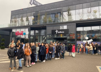 Nxënësit e “Naim Frashërit” vizitojnë tëvë1, njihen nga afër me punën në media